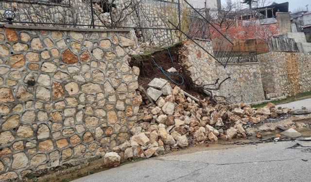Mersin'de heyelan nedeniyle bazı evler zarar gördü