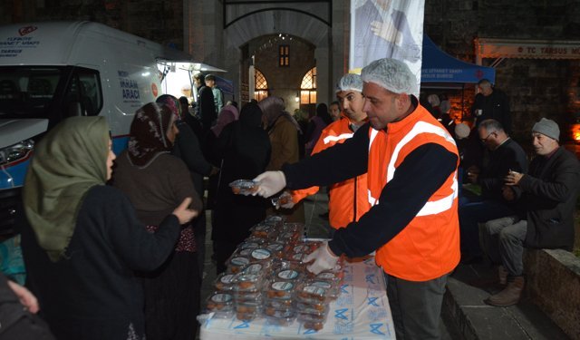 Mersin'de Kadir Gecesi'nde lokma ikramı