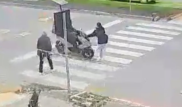Mersin'de motokuryenin yaya geçidinde çocuğa çarptığı kaza kamerada: 1 yaralı