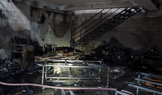 Mobilya atölyesindeki yangını itfaiye söndürdü