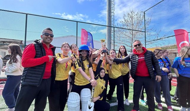 Osmaniye'de ilk kez düzenlenen genç kızlar kriket il seçmesi sona erdi