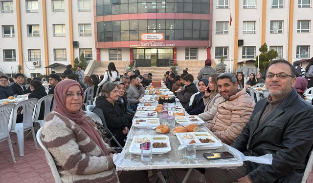 Osmaniye'de öğrenci ve veliler iftar sofrasında buluştu