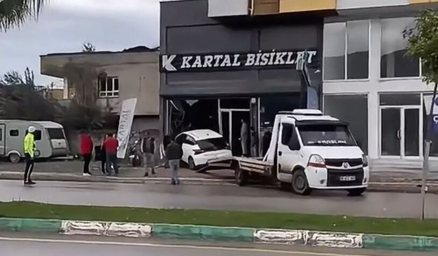 Osmaniye'de otomobilin iş yerine daldığı kaza kamerada
