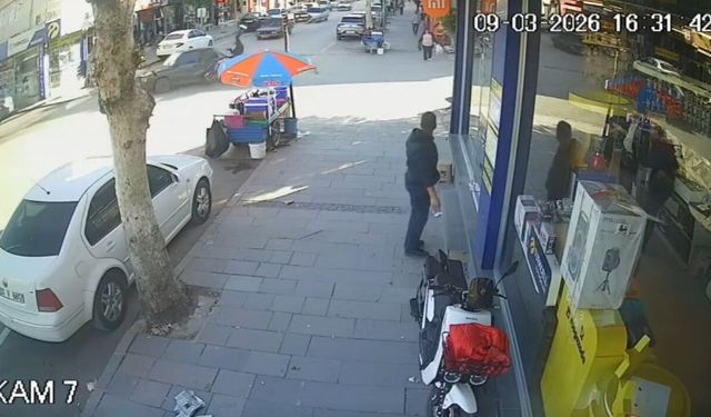 Otomobil ile motosikletin çarpıştığı kaza kamerada: 1 yaralı