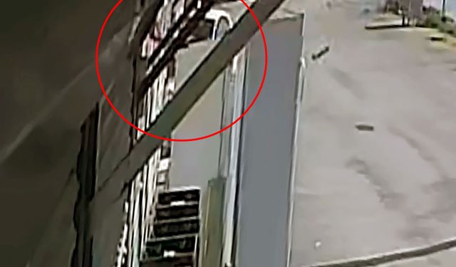 Otomobilin prefabrik iş yerlerine çarptığı anlar kamerada