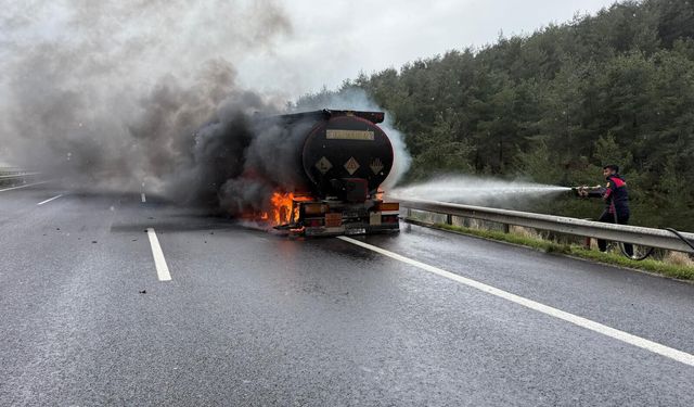 Otoyolda asfalt yüklü tanker yandı