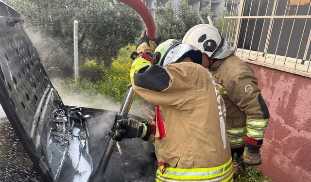 Park halindeki otomobilde çıkan yangın söndürüldü