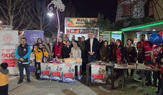 Sağlık ekipleri vatandaşlara ilkyardımın önemini anlattı