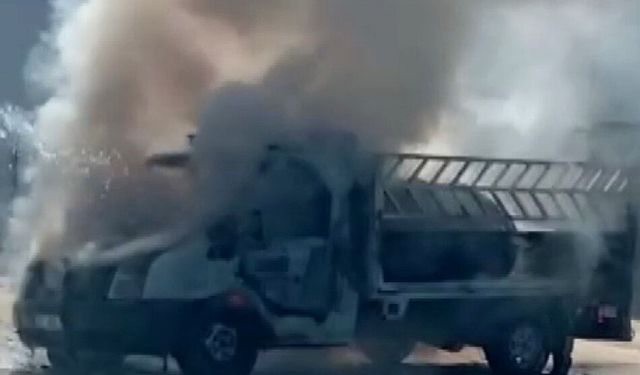 Seyir halindeki kamyonet yandı