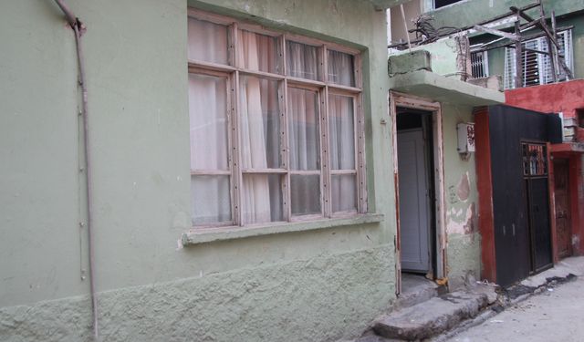 Silikon maskeli saldırganlar zorla girdikleri evde kurşun yağdırdı: Anne ve oğlu yaralandı