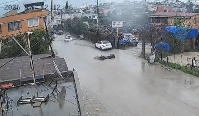 Su birikintisine giren motosiklet devrildi; kaza anı kamerada