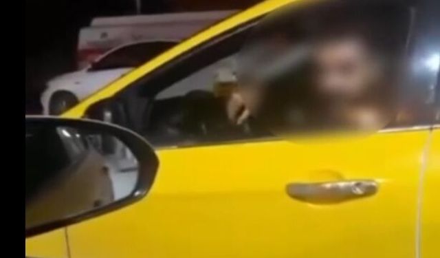 Taksici, içinde müşteri olan meslektaşının aracının önünü kesip, tehdit etti