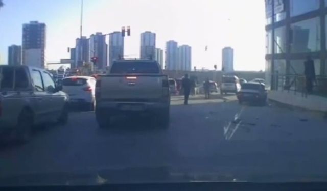 Tartıştıkları kişinin otomobiline sopa ve sandalyelerle zarar verdiler