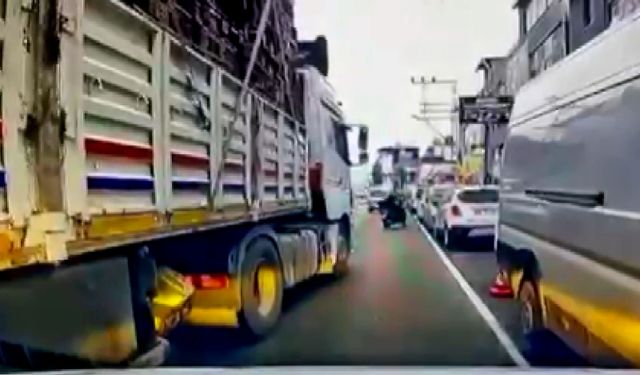 TIR'la otomobilin önünü kesip, sürücüyü tehdit eden baba ile oğlundan 'el hareketi' iddiası