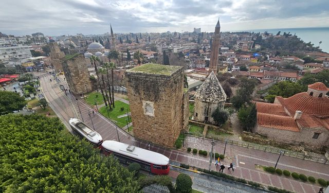 Tramvay tehdidindeki 2 bin yıllık burçlara tel örgülü önlem