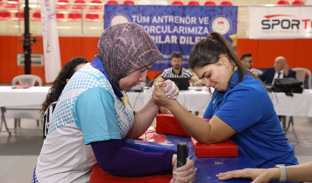 Ünilig Bilek Güreşi Türkiye Şampiyonası Burdur'da başladı