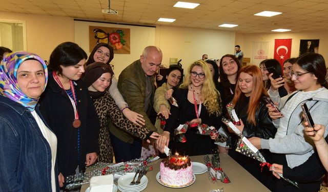 Üniversiteli genç kızlar bilek güreşinde mücadele etti