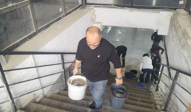 Yeraltı Çarşısı'nı su bastı, esnaf suyu kovalarla tahliye etti