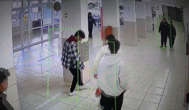 Yere bırakılan pet şişeyi çöpe atan öğrenci ödüllendirildi