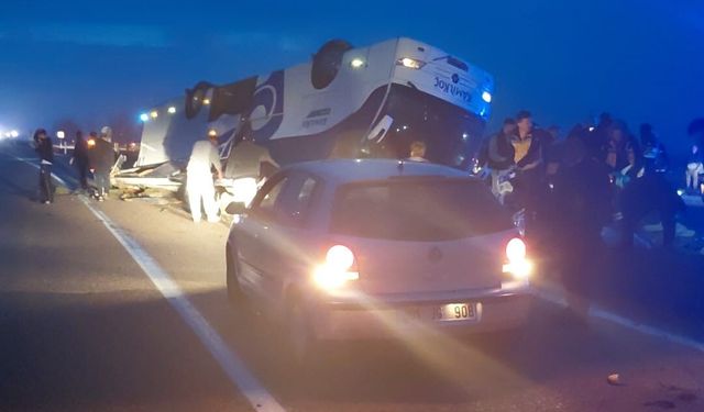 Yolcu otobüsü refüje devrildi: 2 ölü, 20 yaralı / Yeniden