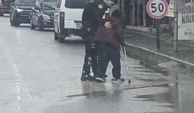 Yunus polisleri, yağmur altında trafiği durdurup engelli vatandaşın yoldan geçmesini sağladı