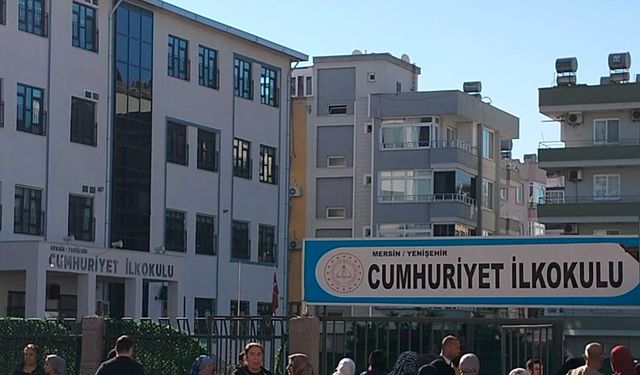 Mersin'de Okullarda Yeni Dönem: Veliler Kapıda Bekledi, Güvenlik Üst Seviyeye Çıktı