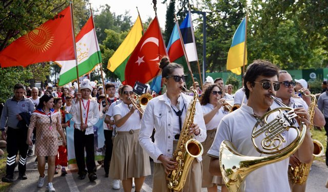 10 ülkeden çocuklar Sevgi Korteji'nde buluştu