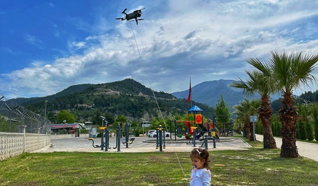 2 yaşındaki İnci, emziğe dronla veda etti