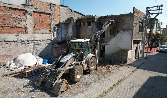 Akdeniz Belediyesi metruk binaları kontrollü şekilde yıkıyor