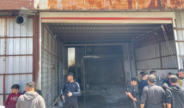 Antakya'da oto tamir atölyesi yandı