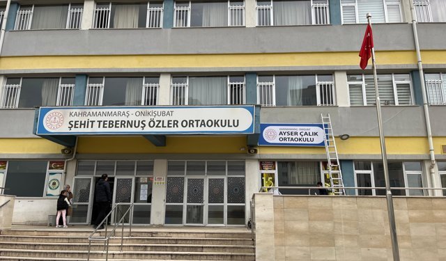 Ayser Çalık Ortaokulu'nun tabelası, yeni binaya asıldı