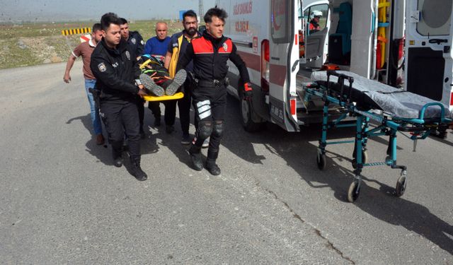 Babasından izinsiz aldığı otomobille polislere çarptı: 2 yaralı