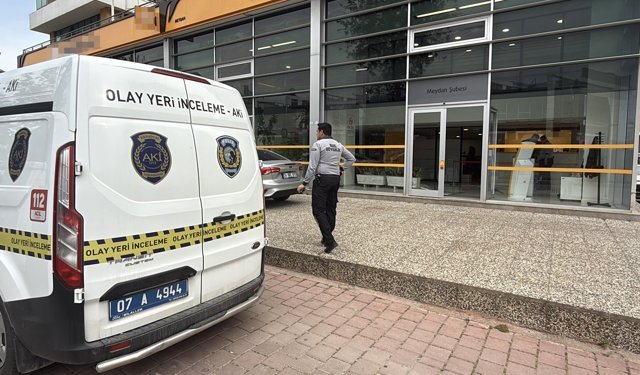 Bankanın kapı camını kırıp kaçtılar