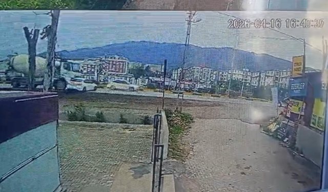 Beton mikseri, otomobili metrelerce sürükledi