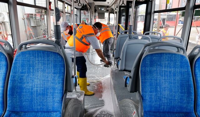 Büyükşehir toplu ulaşım araçlarını temizliyor