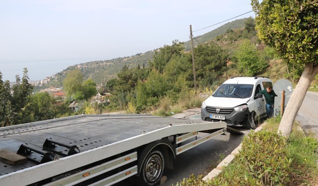 Devrilen aracın sürücüsü yaralandı