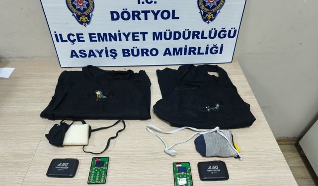 Ehliyet sınavında kopya düzeneğiyle yakalandılar