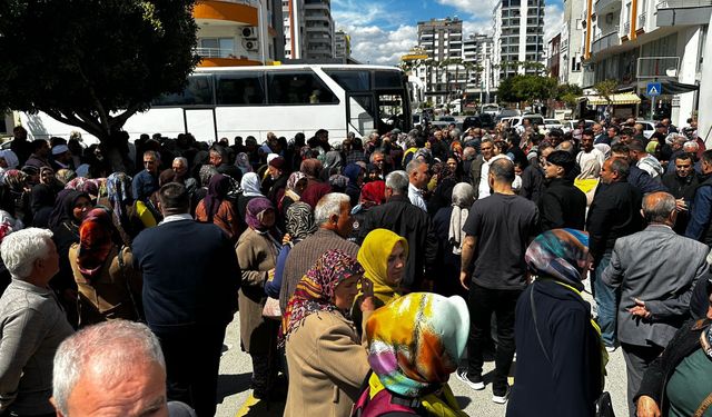 Erdemli'de umre yolcuları dualarla uğurlandı