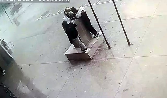 Fırtınada Atatürk büstünü koruyan öğrencilere teşekkür plaketi