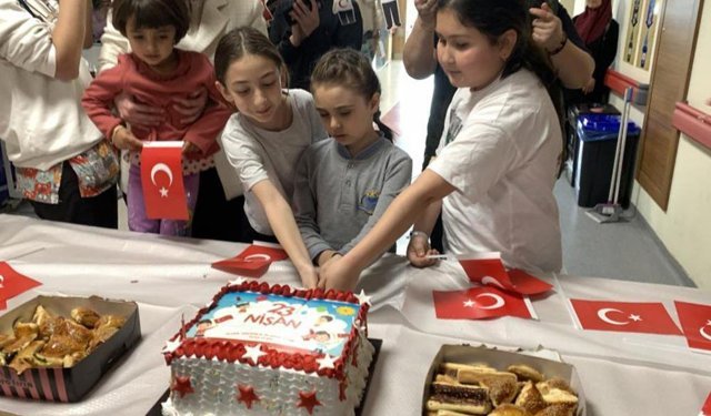 Hasta çocuklara 23 Nisan kutlaması