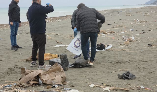 Hatay'da dalgaların kıyıya sürüklediği çuvaldan uyuşturucu madde çıktı