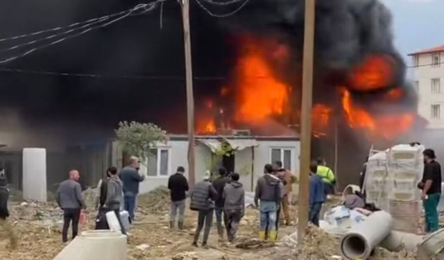 Hatay'da işçilerin kaldığı konteynerler yandı