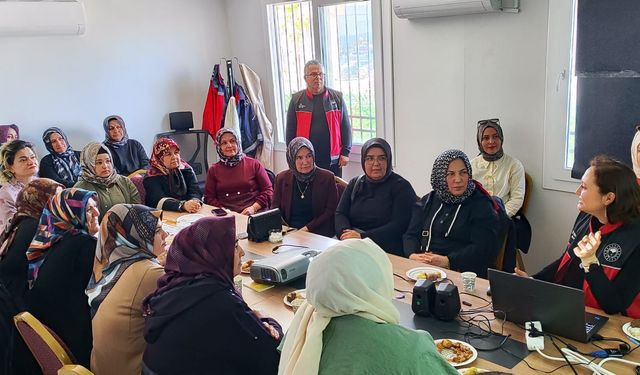 Kadın çiftçilere meyvecilik eğitimi