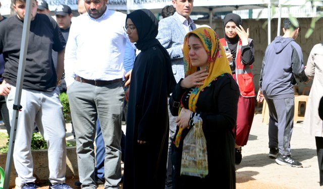 Kahramanmaraş'ta okuldaki saldırıda yaşamını yitiren öğrenciler toprağa verildi (4)