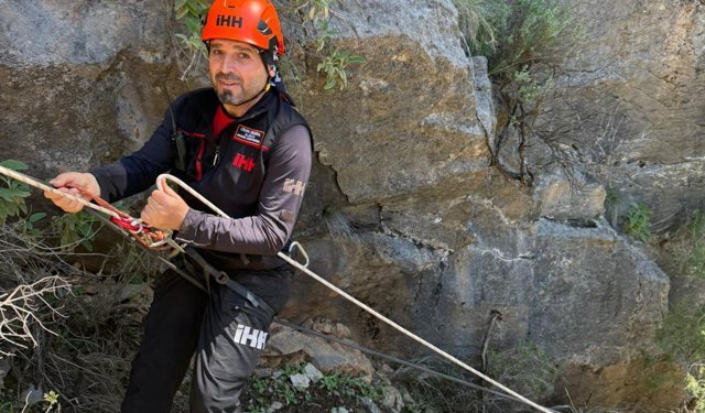 Kayalıkta mahsur kalan keçiler kurtarıldı