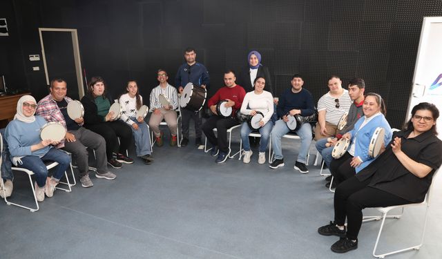 Mersin'de engeller müziğin ritmi ile aşılıyor