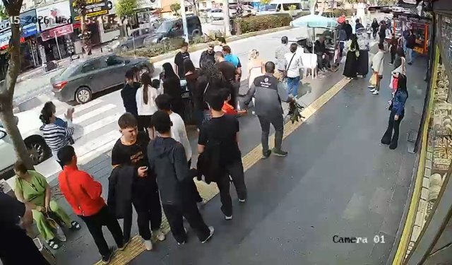 Motosiklet yaya geçidinde anne ve kızına çarptı