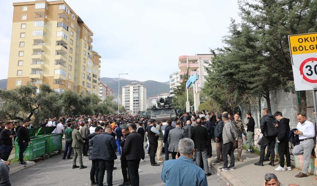 Okuldaki saldırıda silah seslerini duyan öğrenciler, sıraları siper yapmış