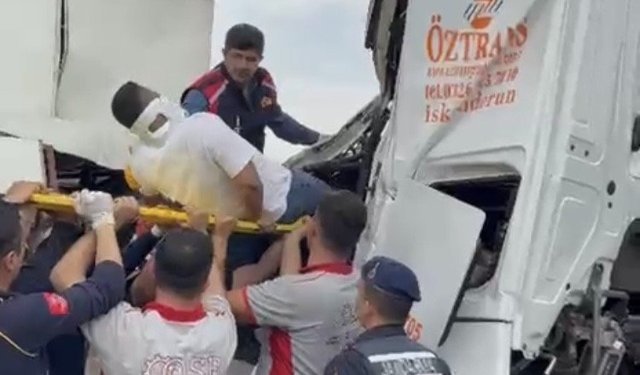 Osmaniye OSB'de TIR kazası: Kabinde sıkışan sürücü kurtarıldı