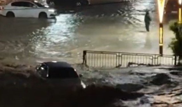 Osmaniye'de içinde 2 kişinin öldüğü otomobilin sele kapıldığı anlara ait görüntüler ortaya çıktı